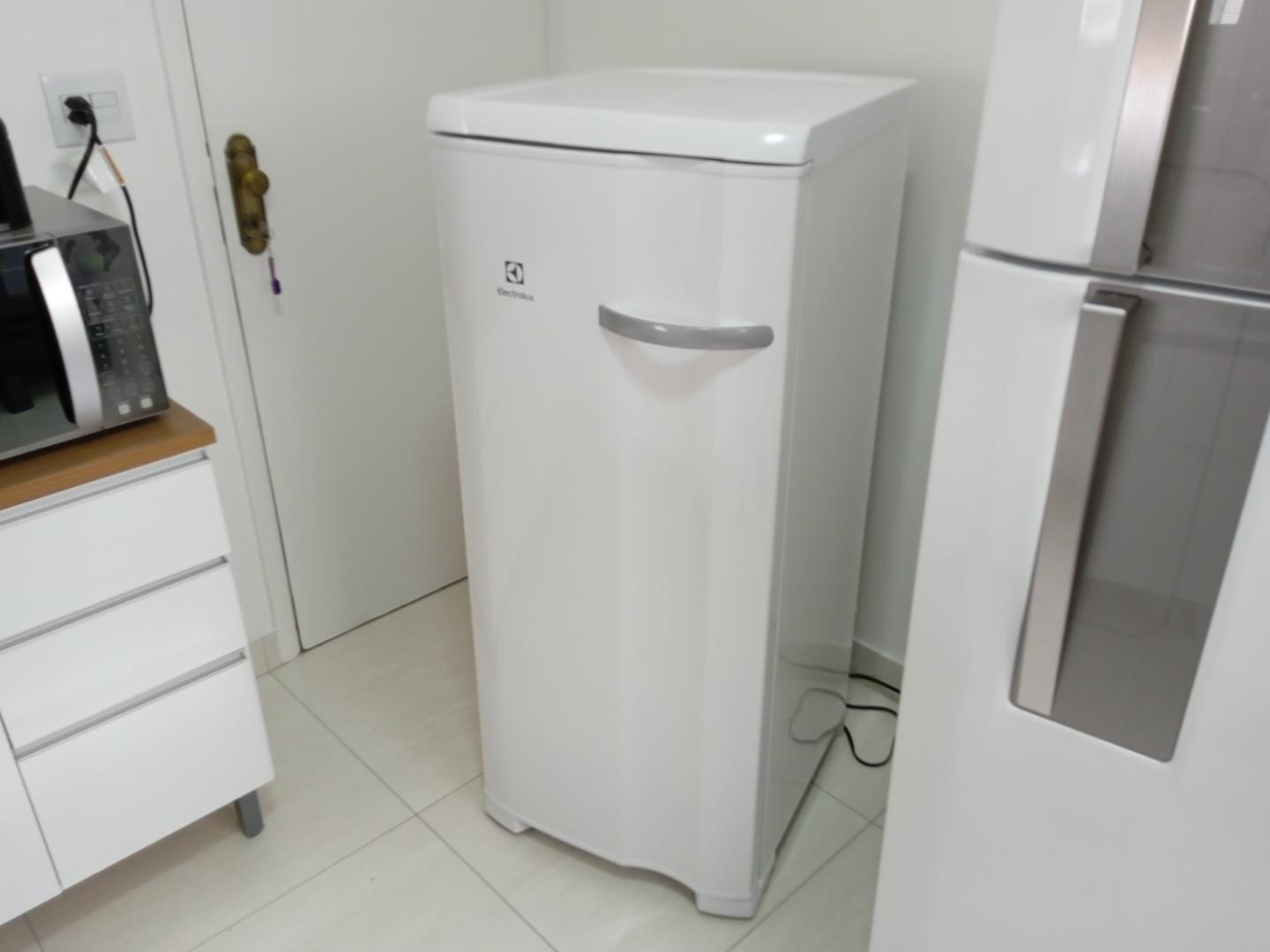 Freezer Electrolux FE19 em Aço Branco 131 cm x 55 cm x 62 cm