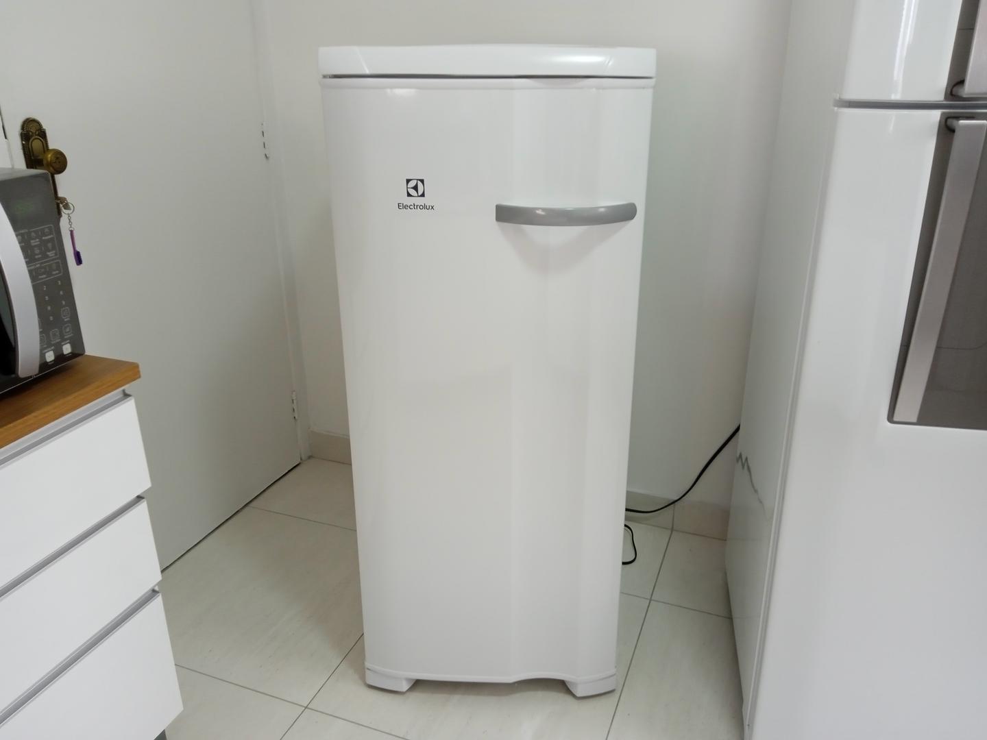 Freezer Electrolux FE19 em Aço Branco 131 cm x 55 cm x 62 cm