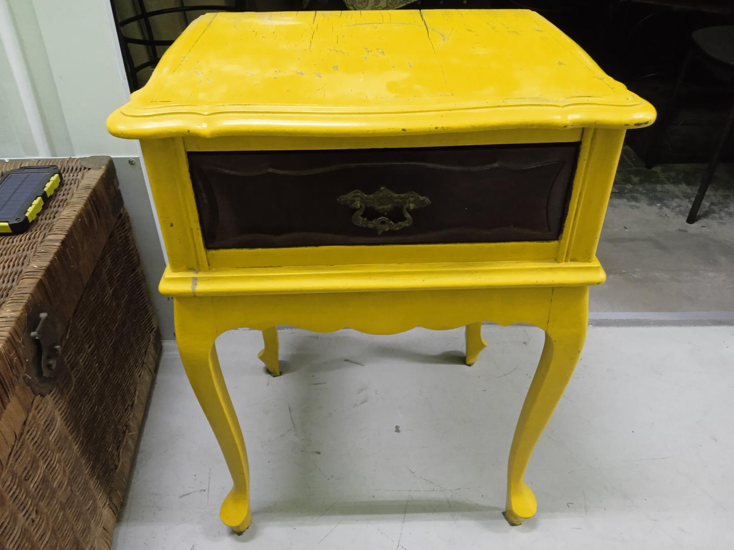 Mesa de cabeceira c/ 1 gaveta em Madeira Amarelo 62 cm x 48 cm x 40 cm