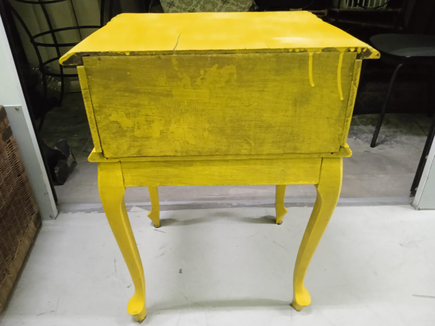 Mesa de cabeceira c/ 1 gaveta em Madeira Amarelo 62 cm x 48 cm x 40 cm