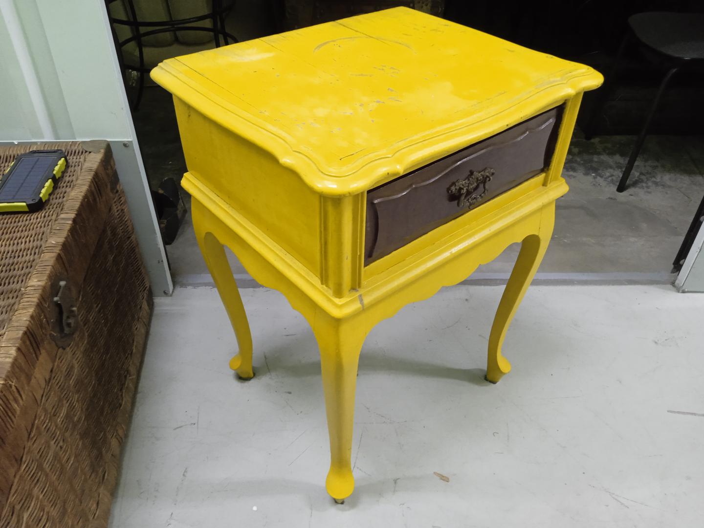 Mesa de cabeceira c/ 1 gaveta em Madeira Amarelo 62 cm x 48 cm x 40 cm