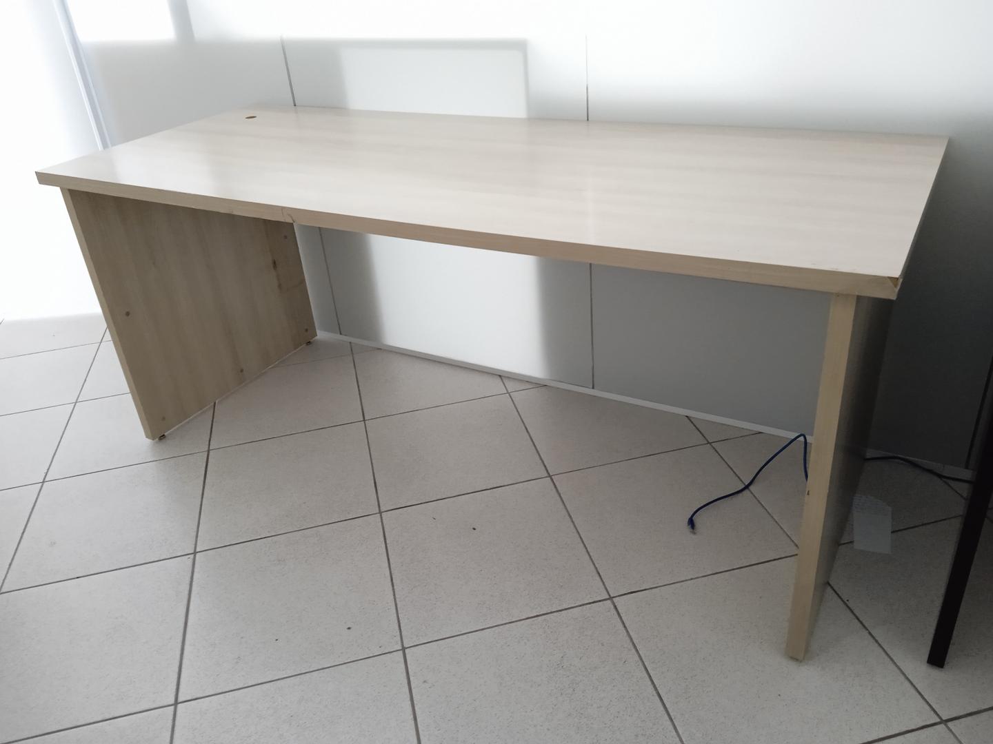 Mesa de trabalho em MDF Marrom 74 cm x 180 cm x 70 cm