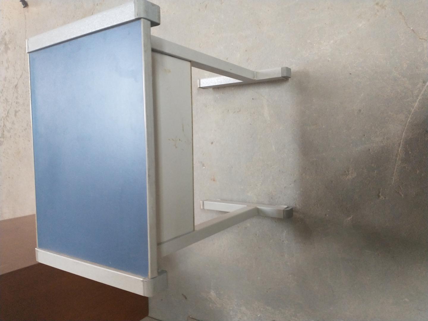 Mesa de Apoio c/ uma prateleira em Aço / MDF Azul 72 cm x 50 cm x 37 cm