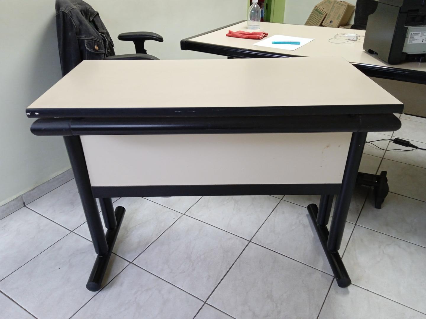 Mesa de Escritório reta em Aço / MDF Bege 76 cm x 100 cm x 50 cm