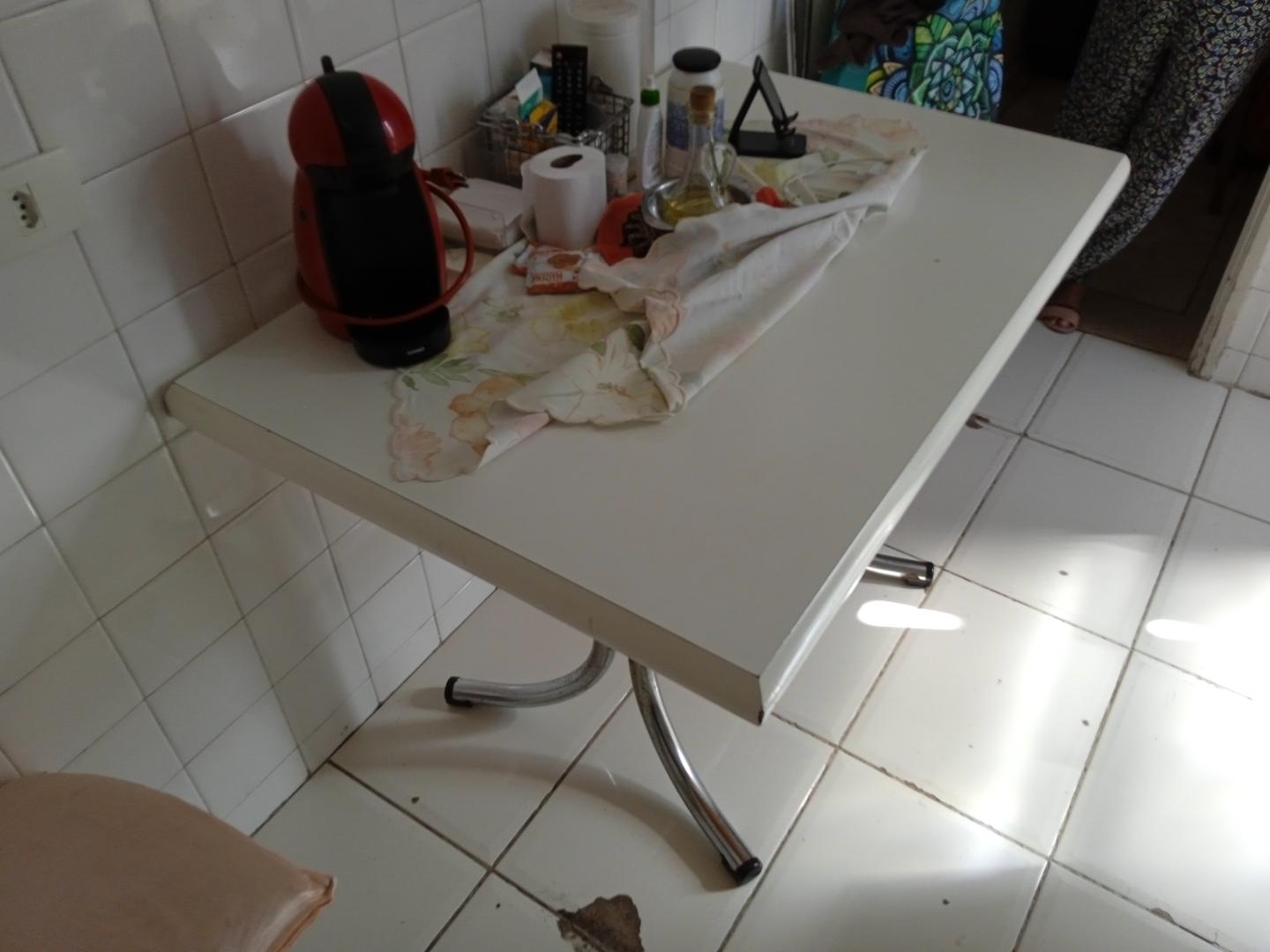 Mesa de Jantar em MDF / Aço Branco 76 cm x 112 cm x 105 cm