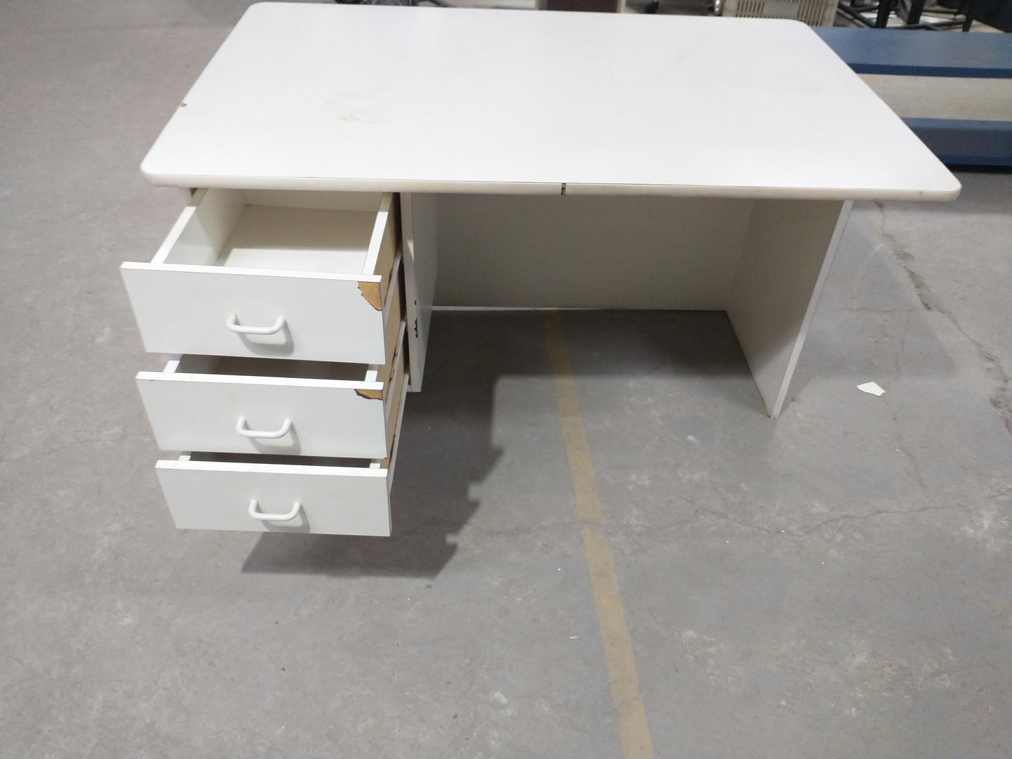 Mesa de escritório  em MDP Branco 76 cm x 120 cm x 81 cm