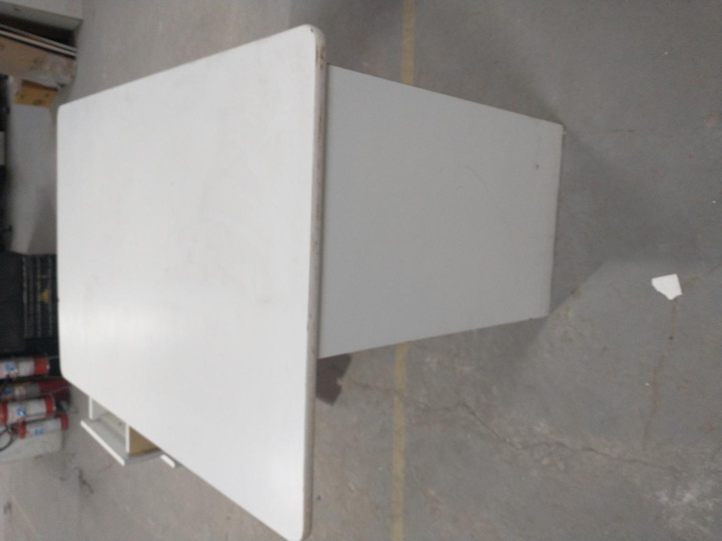 Mesa de escritório  em MDP Branco 76 cm x 120 cm x 81 cm