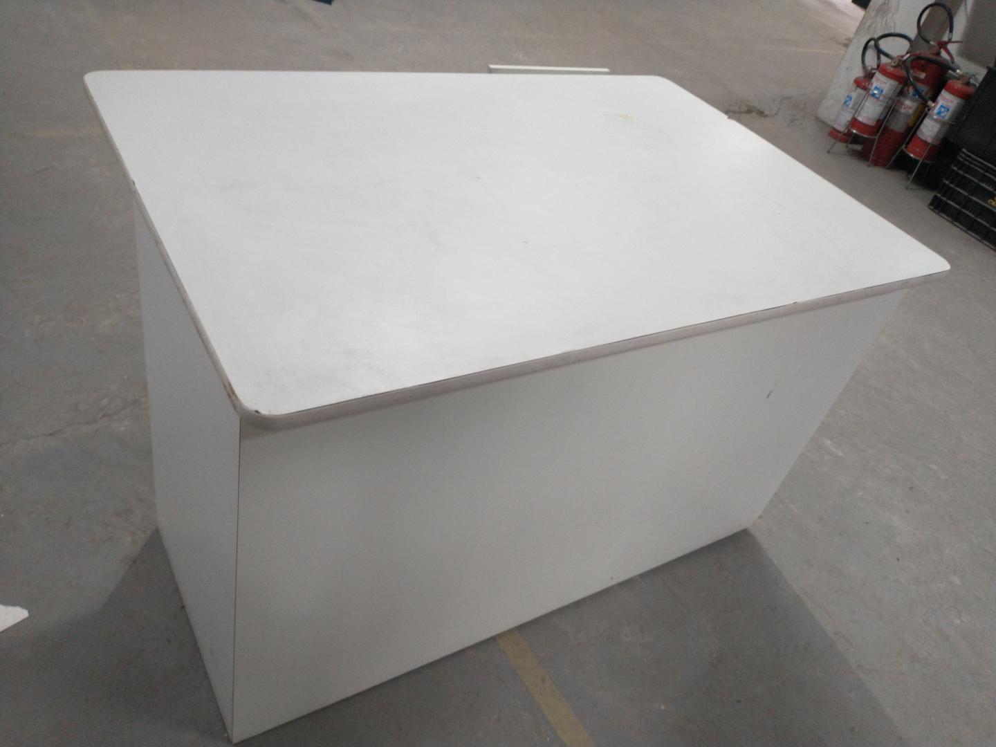 Mesa de escritório  em MDP Branco 76 cm x 120 cm x 81 cm