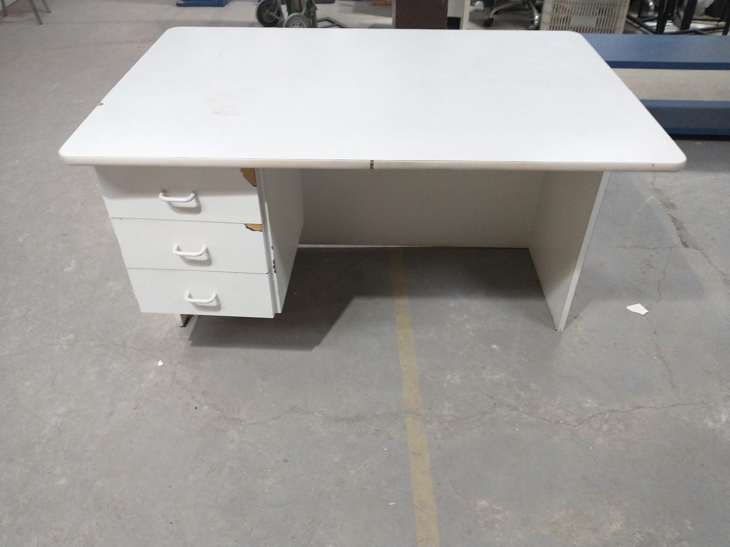 Mesa de escritório  em MDP Branco 76 cm x 120 cm x 81 cm