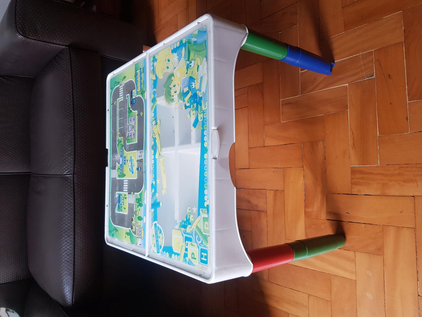 Mesa infantil de plástico em Plástico Colorido 0.44 cm x 0.49 cm x 0.49 cm