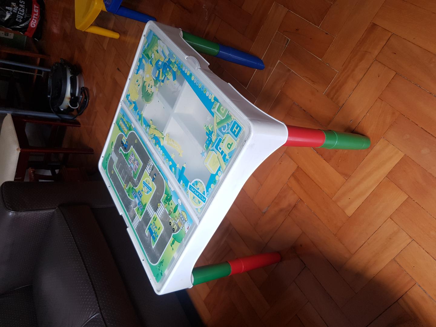 Mesa infantil de plástico em Plástico Colorido 0.44 cm x 0.49 cm x 0.49 cm