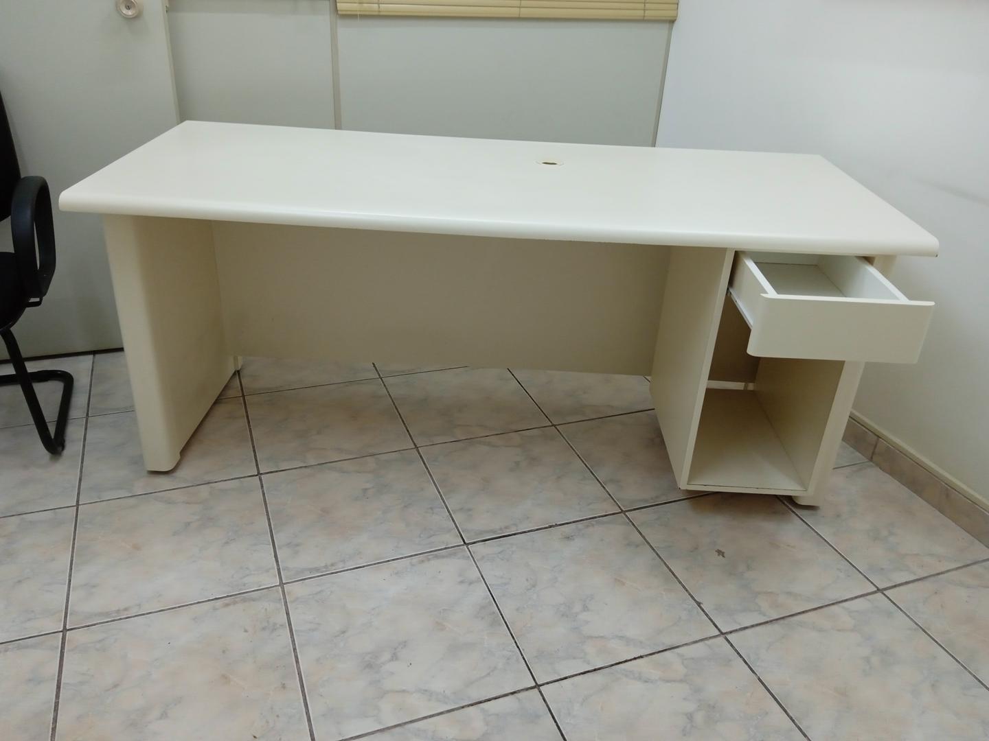 Mesa de Escritório c/ 1 gaveta e 1 nicho em MDF Bege 76 cm x 175 cm x 75 cm