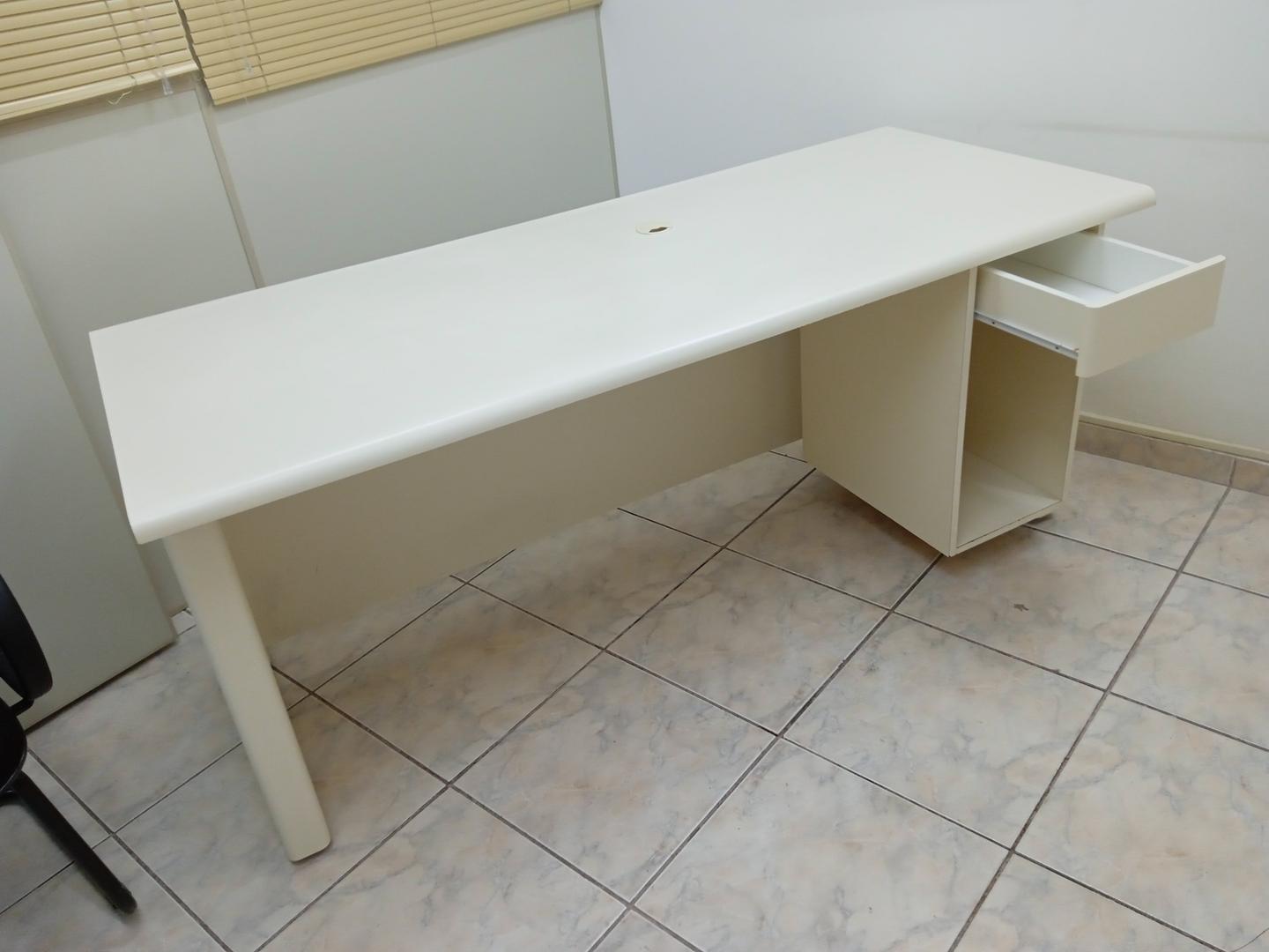 Mesa de Escritório c/ 1 gaveta e 1 nicho em MDF Bege 76 cm x 175 cm x 75 cm