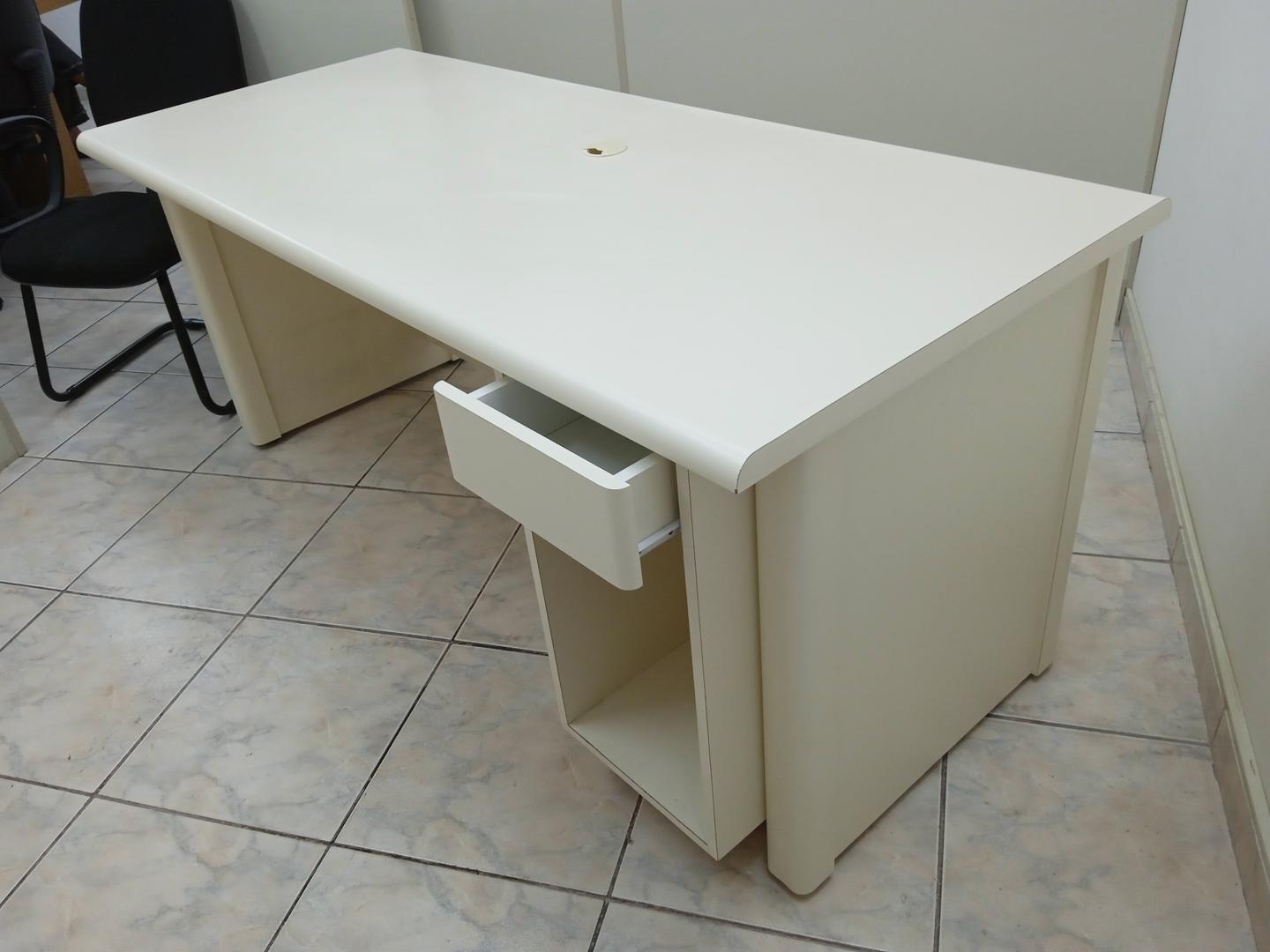 Mesa de Escritório c/ 1 gaveta e 1 nicho em MDF Bege 76 cm x 175 cm x 75 cm