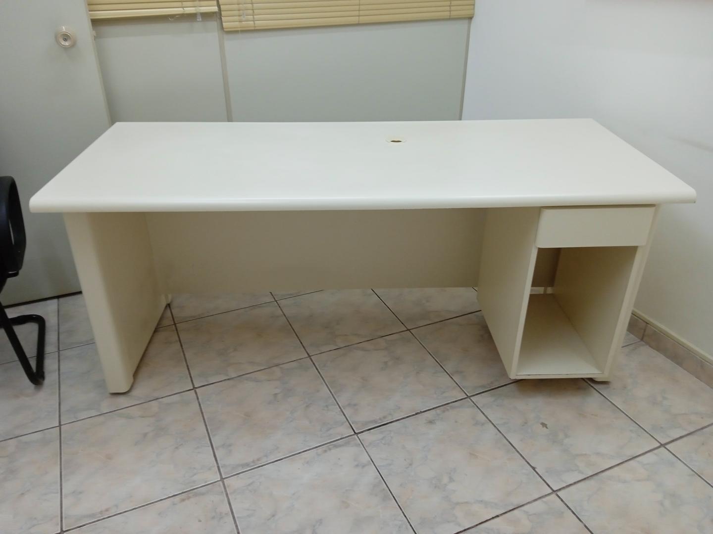 Mesa de Escritório c/ 1 gaveta e 1 nicho em MDF Bege 76 cm x 175 cm x 75 cm