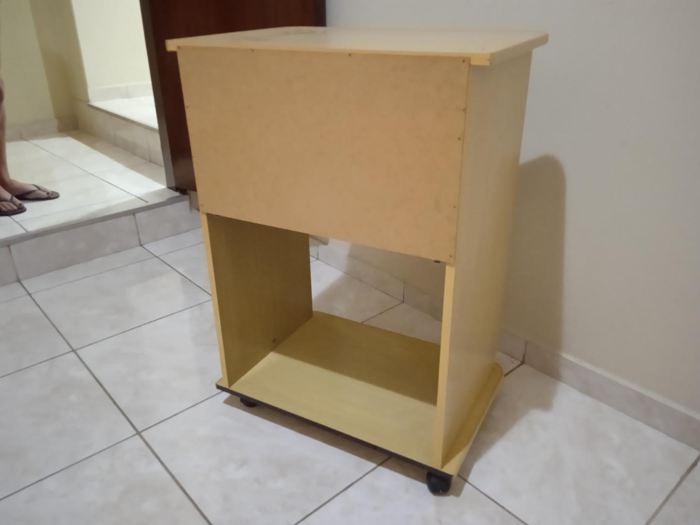 Mesa de Apoio c/ 2 pranchas de correr e rodas em MDF Bege 82 cm x 60 cm x 40 cm