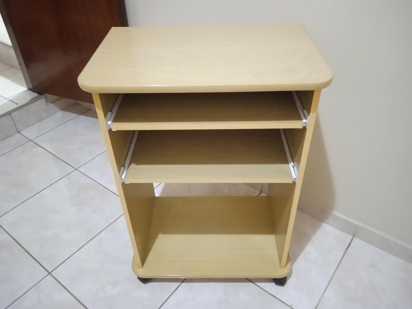 Mesa de Apoio c/ 2 pranchas de correr e rodas em MDF Bege 82 cm x 60 cm x 40 cm