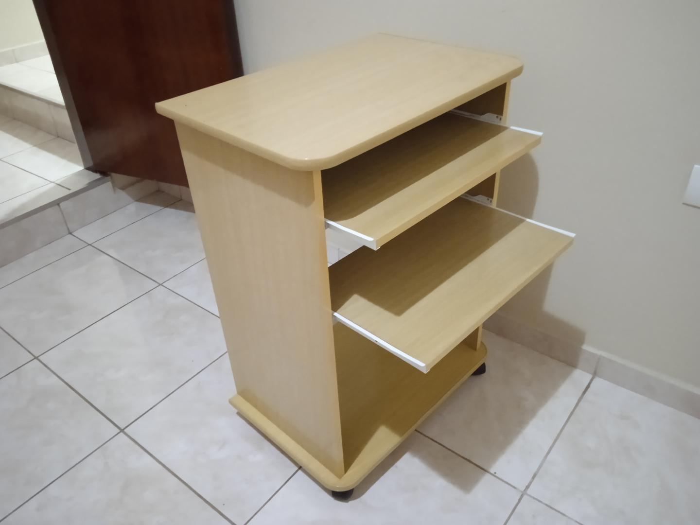 Mesa de Apoio c/ 2 pranchas de correr e rodas em MDF Bege 82 cm x 60 cm x 40 cm