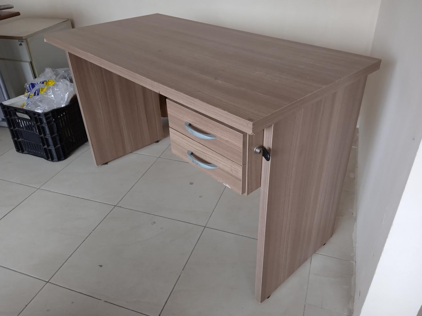 Mesa de escritório c/ 2 gavetas reta em MDF Bege 73 cm x 120 cm x 60 cm