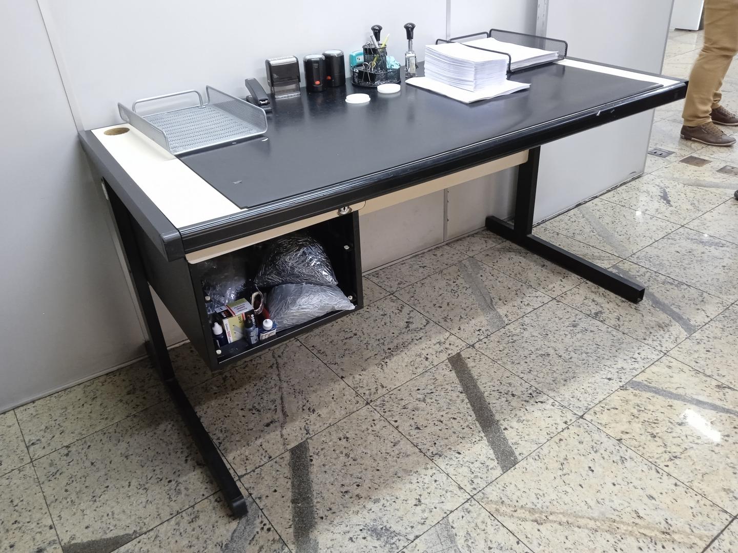 Mesa de Escritório reta c/ 1 nicho em MDF / Aço Bege 74 cm x 146 cm x 74 cm