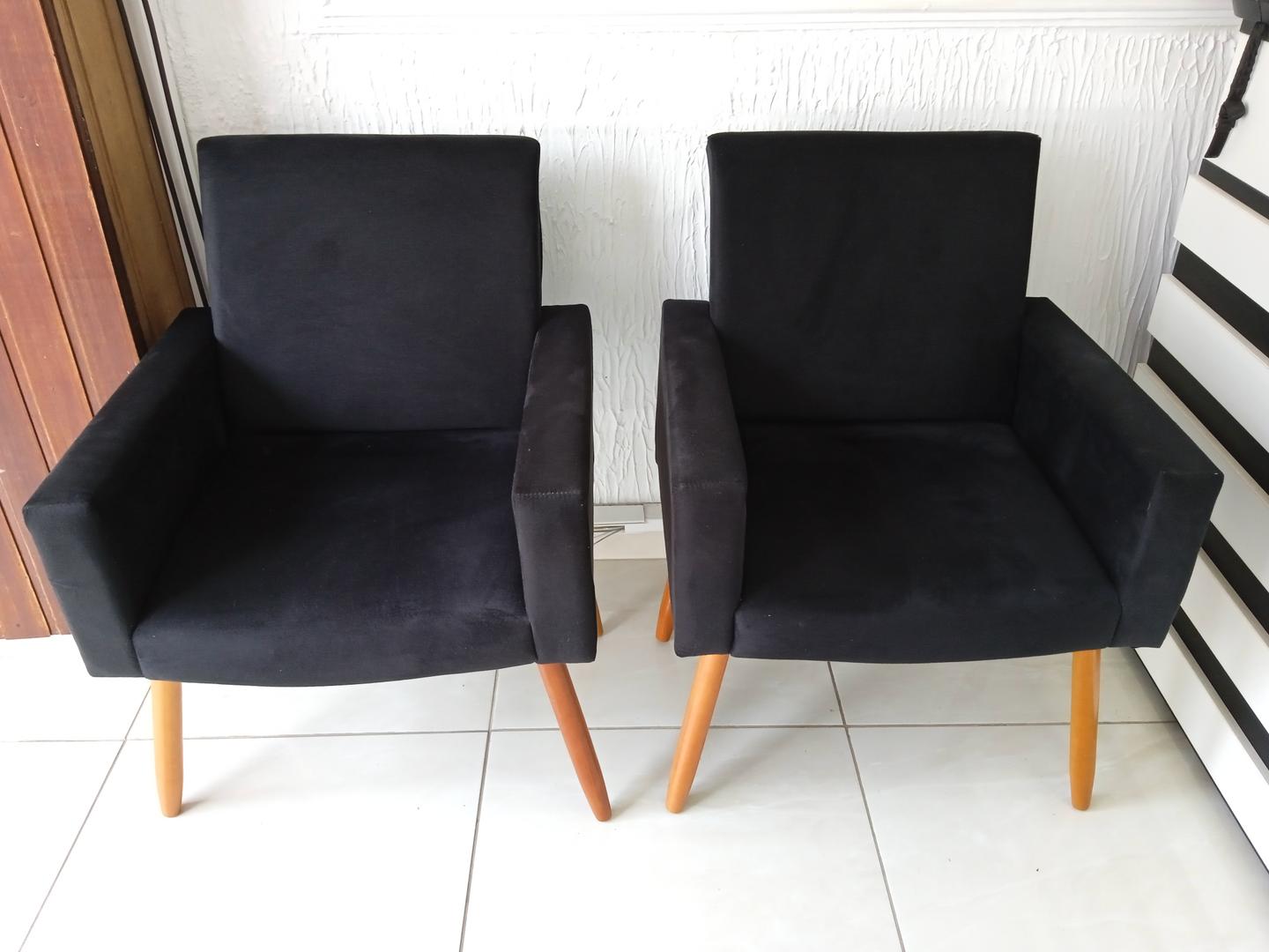 Poltrona estofada fixa c/ braços em Estofado / MDF Preto 85 cm x 63 cm x 60 cm