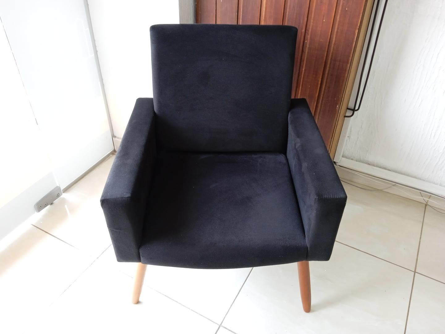 Poltrona estofada fixa c/ braços em Estofado / MDF Preto 85 cm x 63 cm x 60 cm