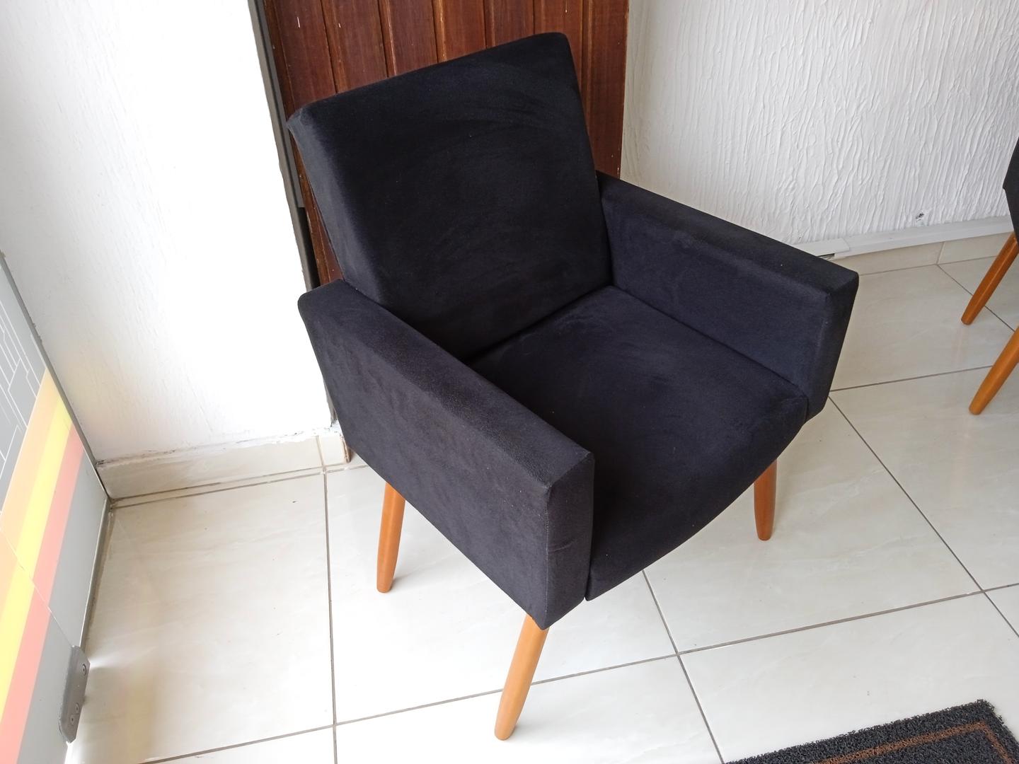 Poltrona estofada fixa c/ braços em Estofado / MDF Preto 85 cm x 63 cm x 60 cm