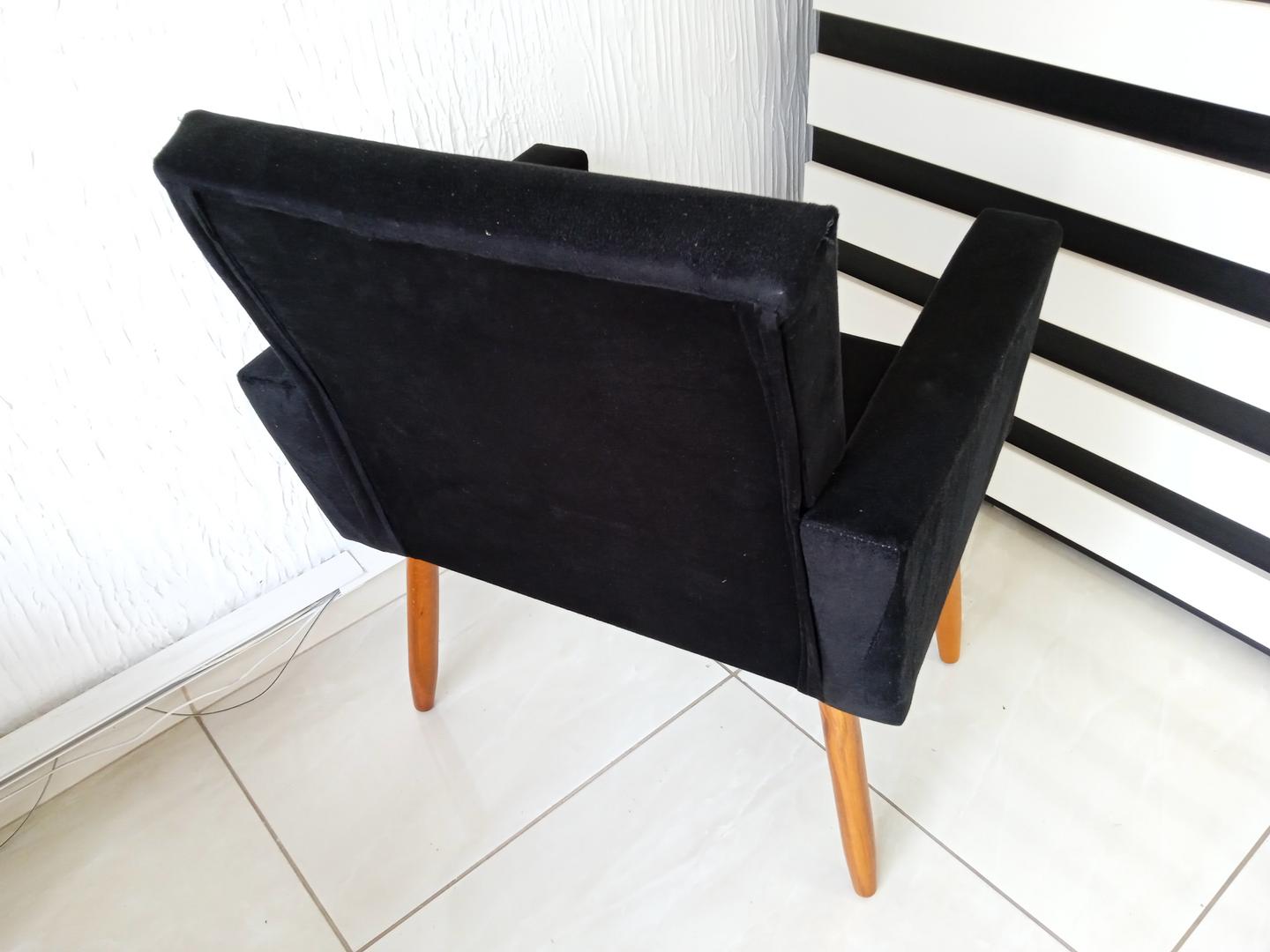 Poltrona estofada fixa c/ braços em Estofado / MDF Preto 85 cm x 63 cm x 60 cm