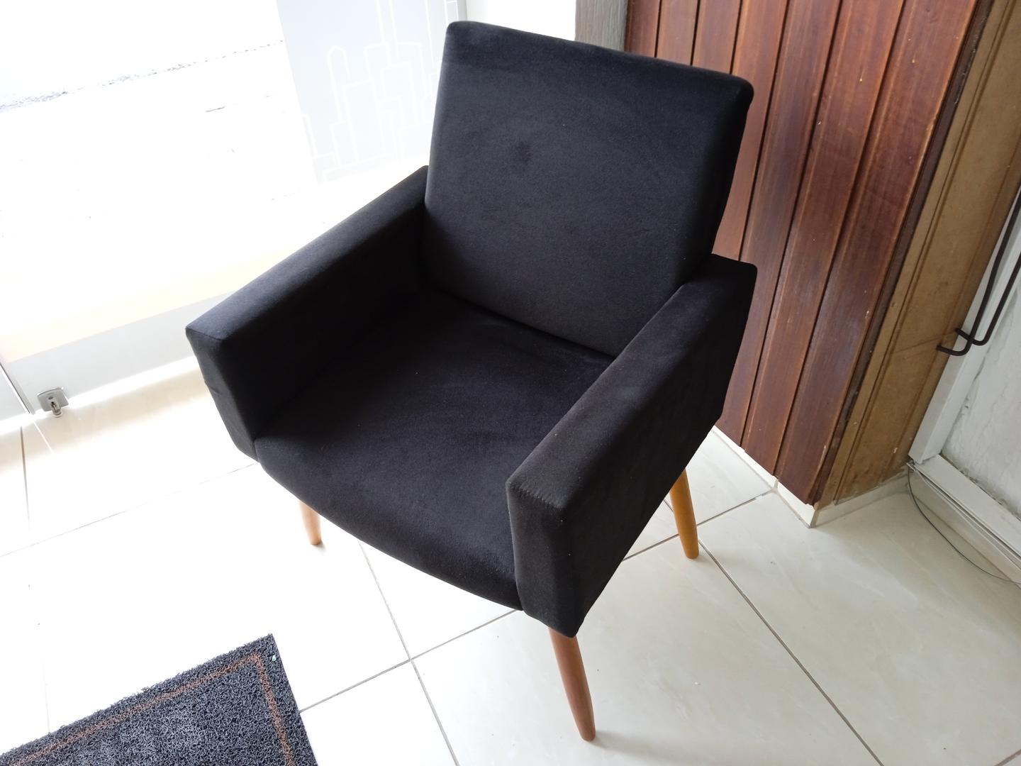 Poltrona estofada fixa c/ braços em Estofado / MDF Preto 85 cm x 63 cm x 60 cm