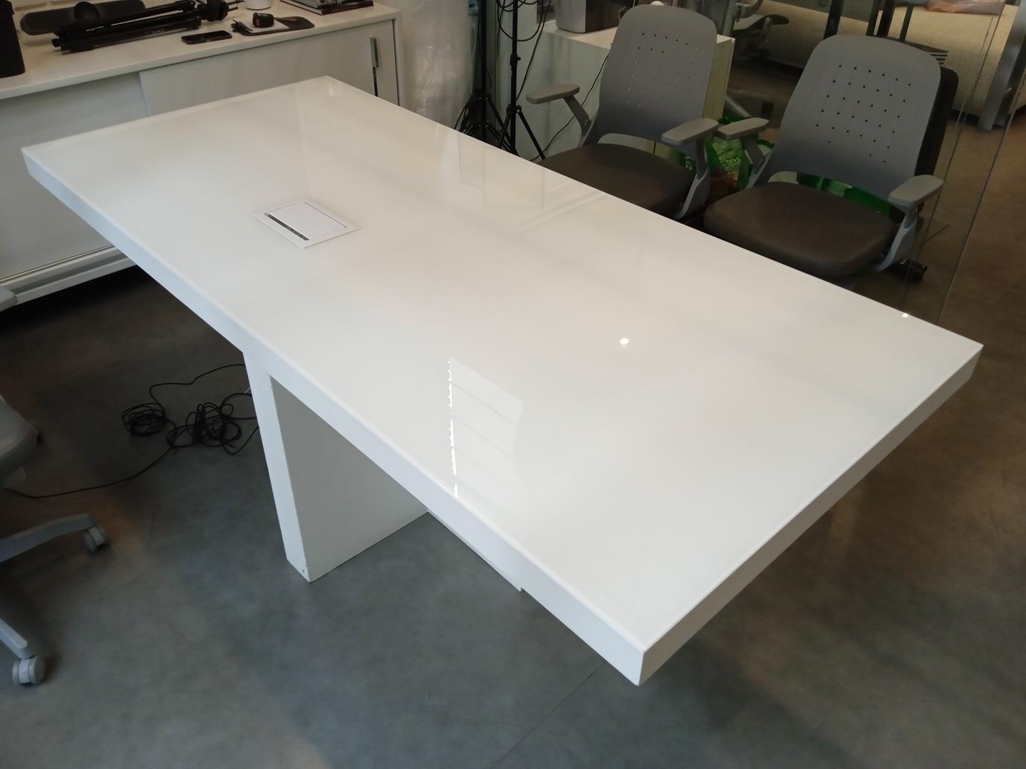 Mesa de reunião c/ 1 entrada de tomada em Laca / Vidro Branco 77 cm x 200 cm x 90 cm