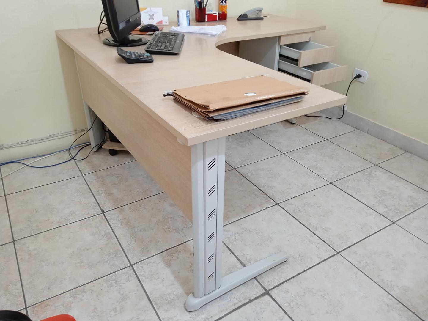 Mesa de Escritório em L c/ 2 gavetas em Aço / MDF Bege 75 cm x 160 cm x 160 cm