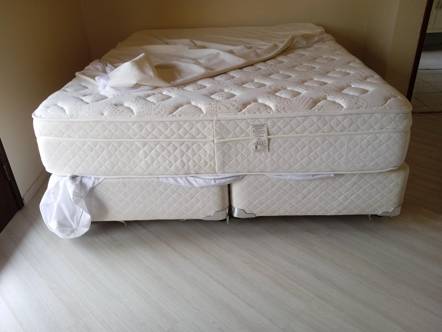 Cama box Queen s/ colchão em Tecido Bege 40 cm x 79 cm x 186 cm