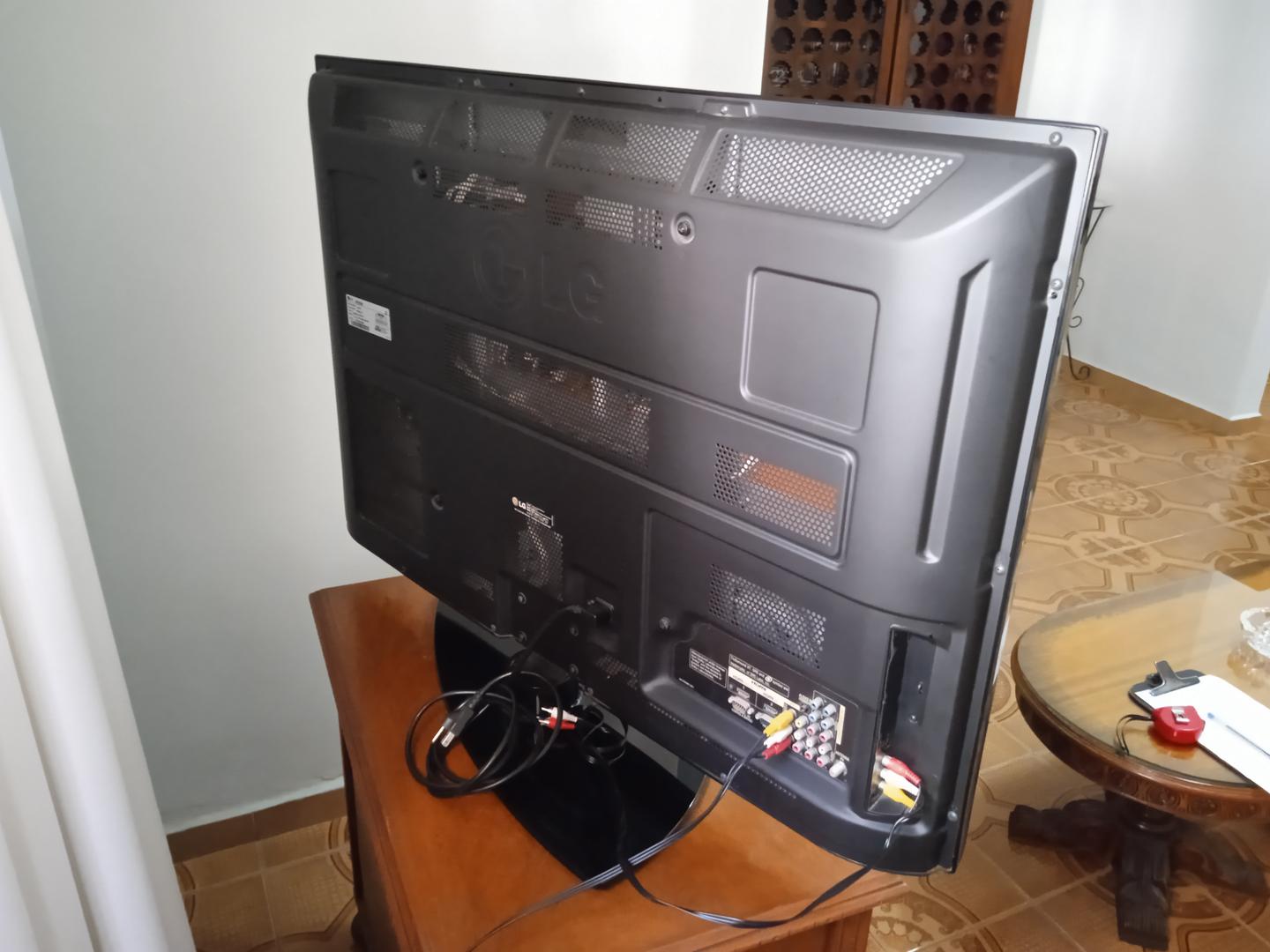 Televisão 42" Plasma LG 42PQ30R Preta