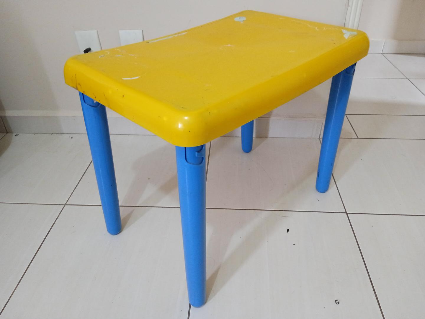 Mesa infantil em Plástico Amarelo 49 cm x 60 cm x 40 cm