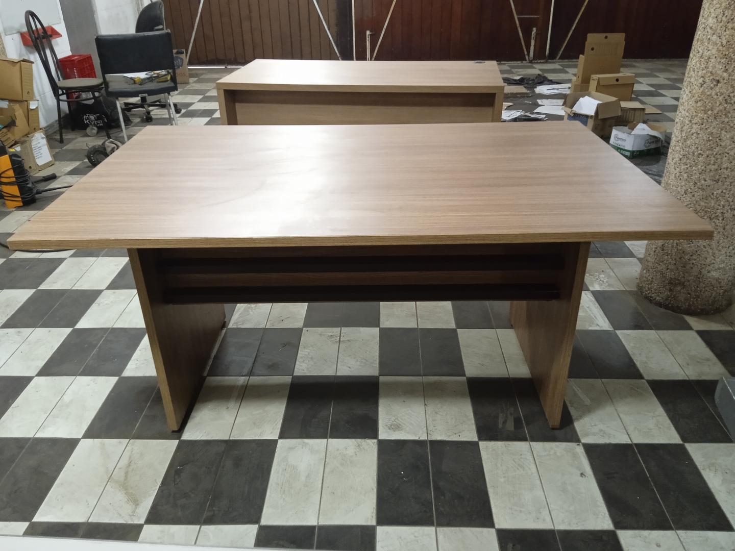 Mesa de escritório em MDF Marrom 75 cm x 160 cm x 100 cm