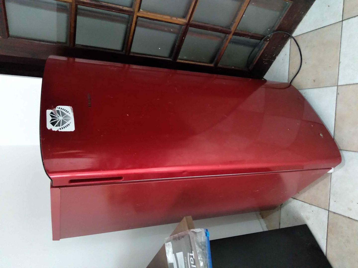 Geladeira 1 porta  Samsung RA210TOR em Aço / Plástico Vermelho 126 cm x 55 cm x 55 cm