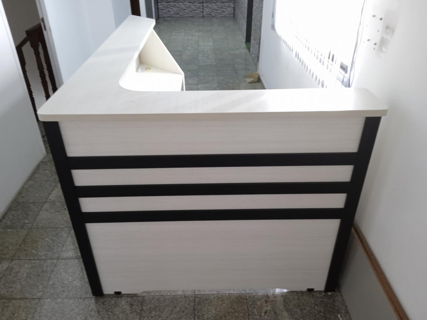 Balcão p/ recepção em MDF Branco 118 cm x 220 cm x 148 cm