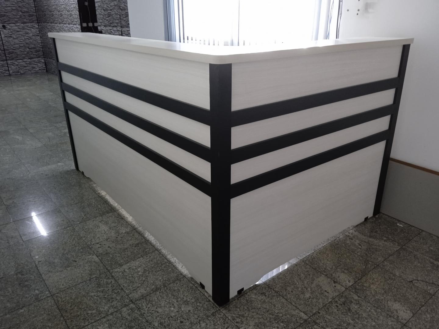 Balcão p/ recepção em MDF Branco 118 cm x 220 cm x 148 cm