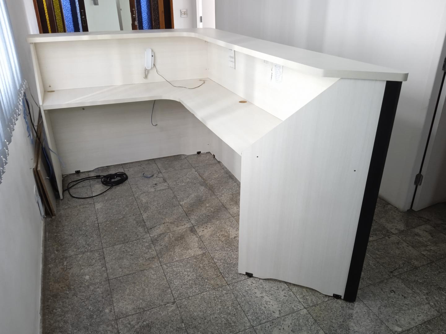 Balcão p/ recepção em MDF Branco 118 cm x 220 cm x 148 cm