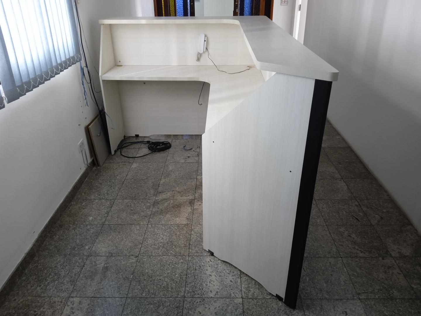 Balcão p/ recepção em MDF Branco 118 cm x 220 cm x 148 cm