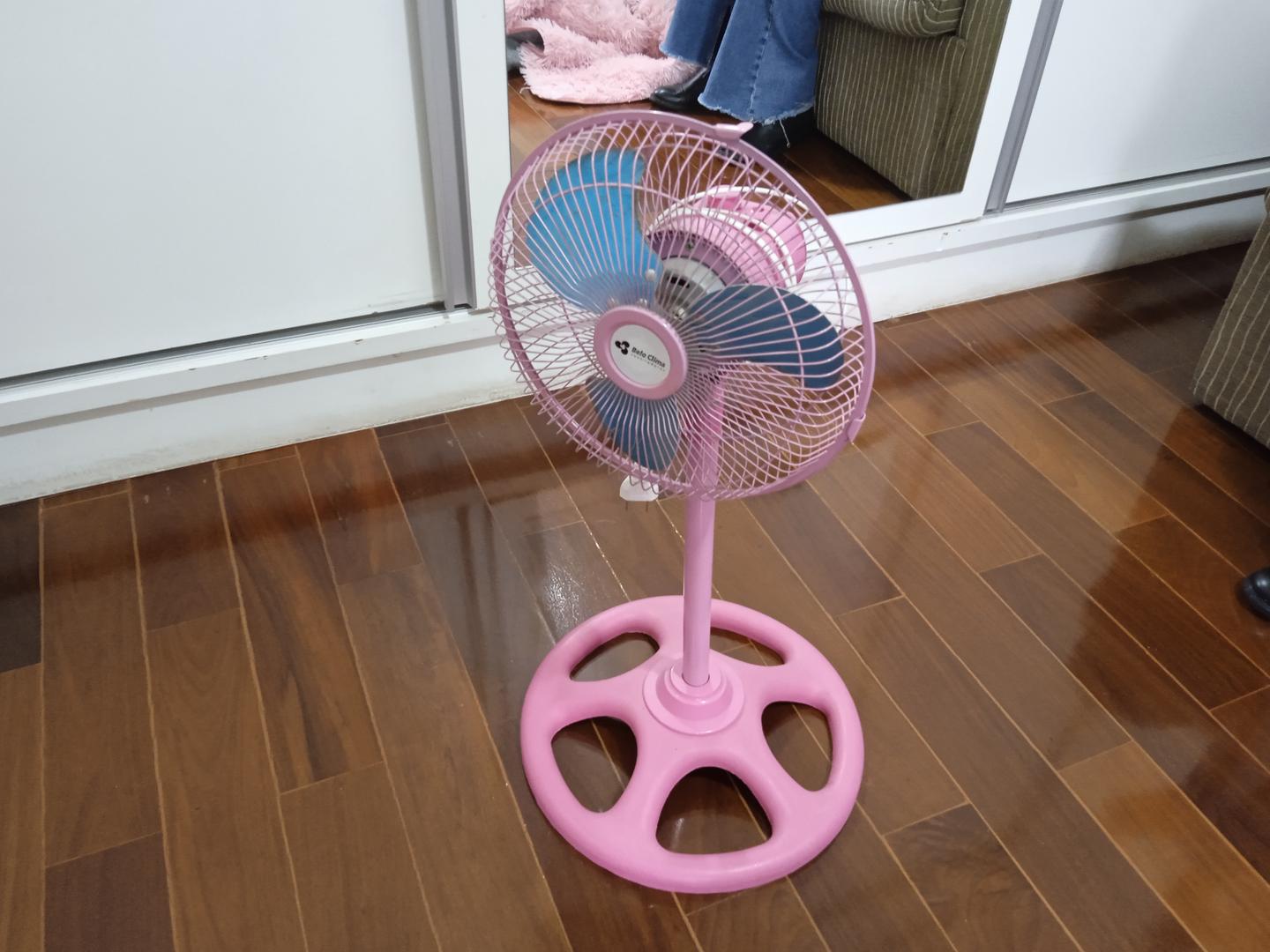 Ventilador pedestal H.A.W7 FS-30A em Plástico Rosa 60 cm x 36 cm x 36 cm