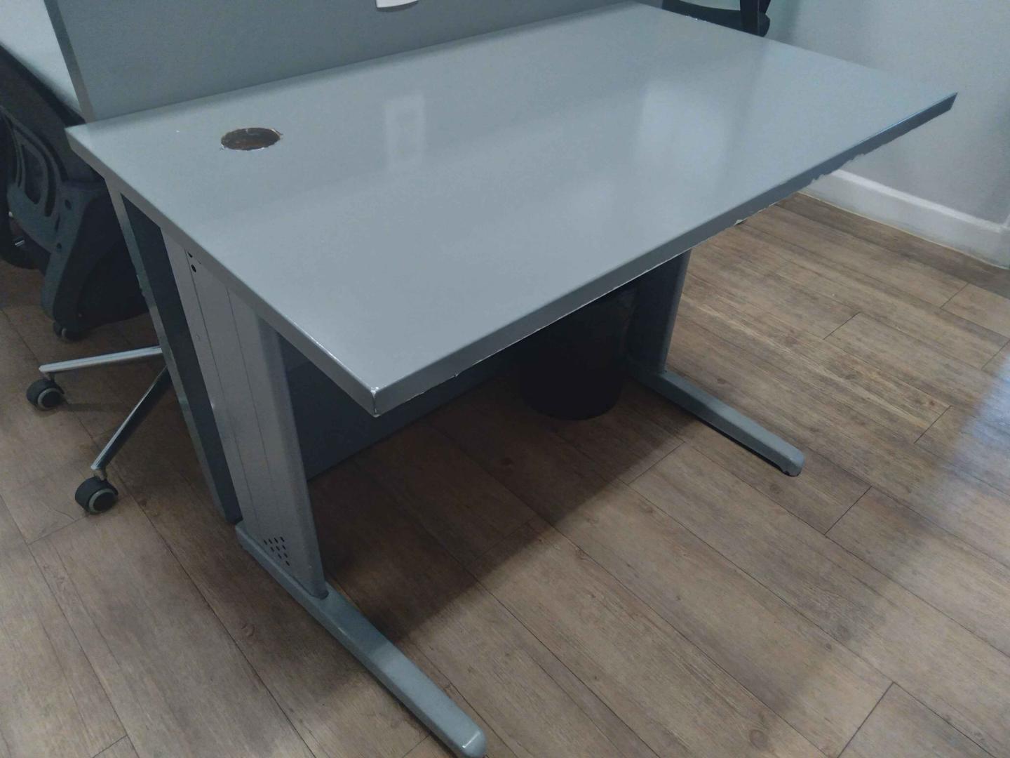 Mesa de Escritório em MDF / Metal Cinza 75 cm x 100 cm x 60 cm