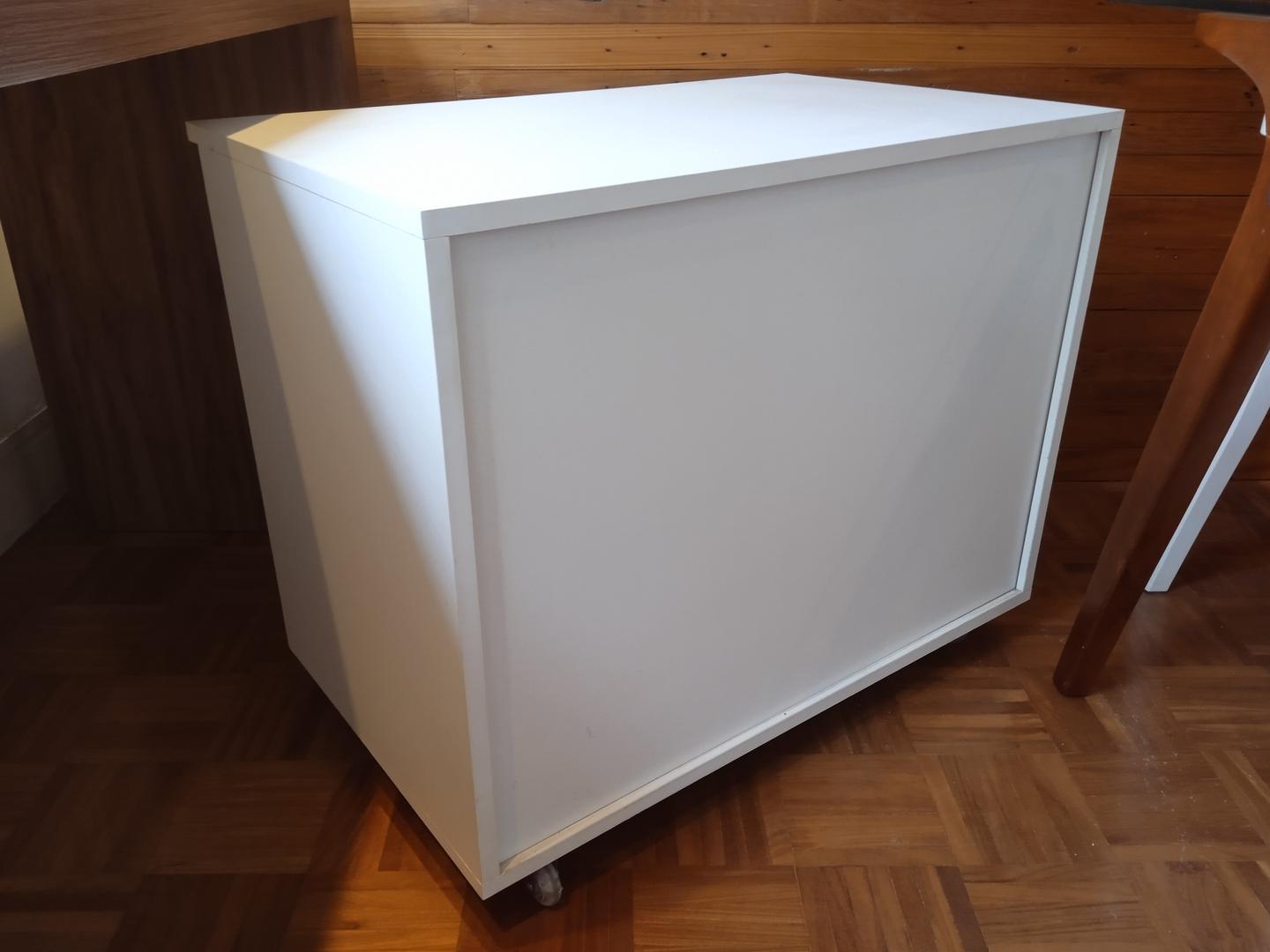 Armário baixo c/ 1 porta 1 gaveta e rodas em MDF Branco 66 cm x 88 cm x 50 cm