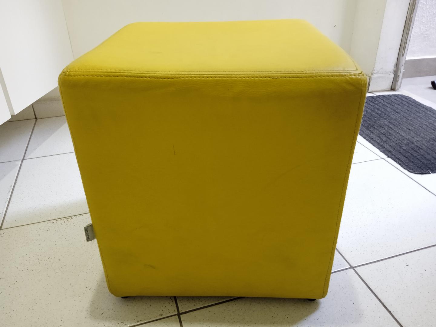 Puff Tok&Stok em Couro Ecológico / Tecido Amarelo 43 cm x 43 cm x 43 cm