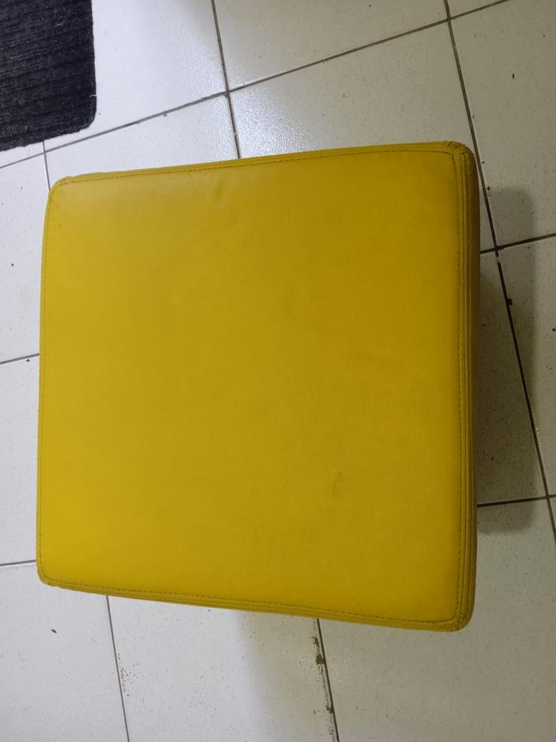 Puff Tok&Stok em Couro Ecológico / Tecido Amarelo 43 cm x 43 cm x 43 cm