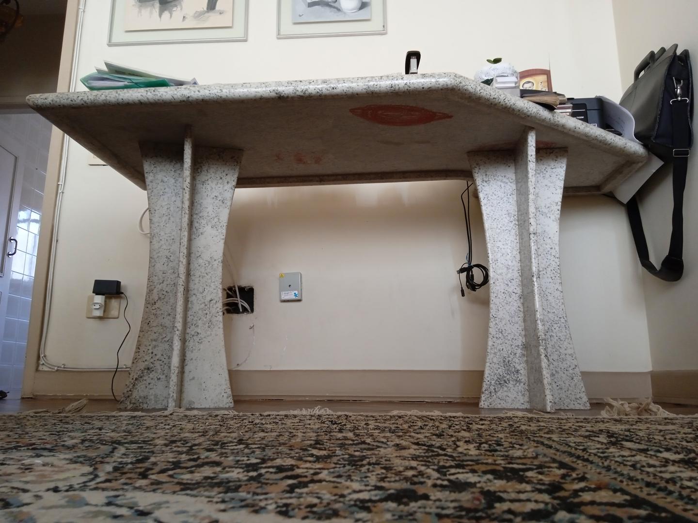 Mesa de apoio em L em Mármore Cinza 77 cm x 167 cm x 64 cm