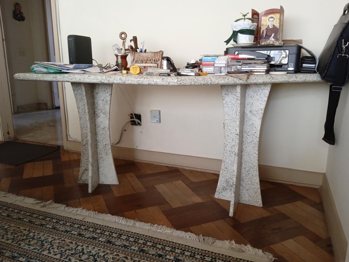 Mesa de apoio em L em Mármore Cinza 77 cm x 167 cm x 64 cm