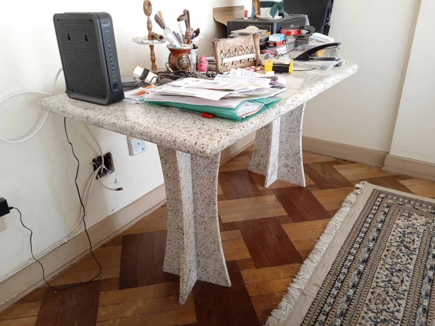 Mesa de apoio em L em Mármore Cinza 77 cm x 167 cm x 64 cm