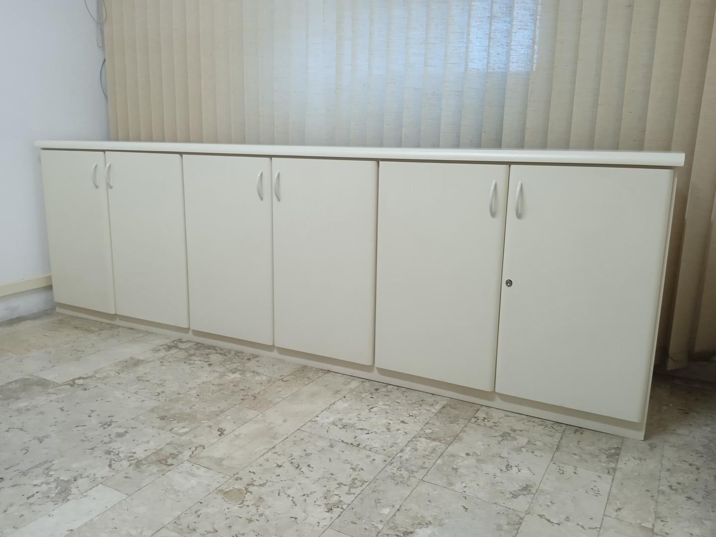 Armário baixo triplo c/ 6 portas em MDF Bege 79 cm x 250 cm x 40 cm