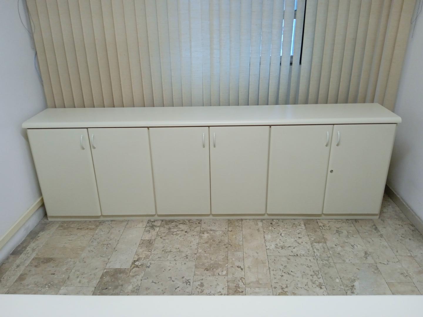 Armário baixo triplo c/ 6 portas em MDF Bege 79 cm x 250 cm x 40 cm